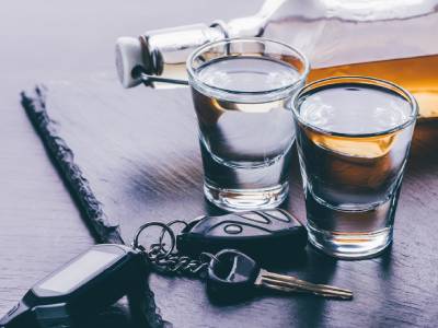Glasses with alcohol and car keys